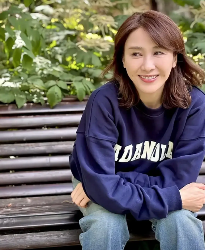 52岁黎姿生活户外照曝光,美得让人移不开眼,网友:冻龄了吗?