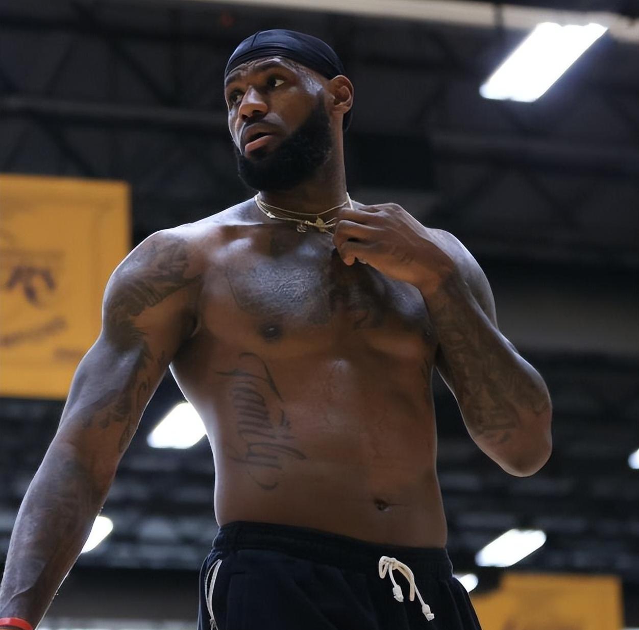 詹姆斯肌肉被誉为是球员天花板,为何几乎看不到胸肌和腹肌