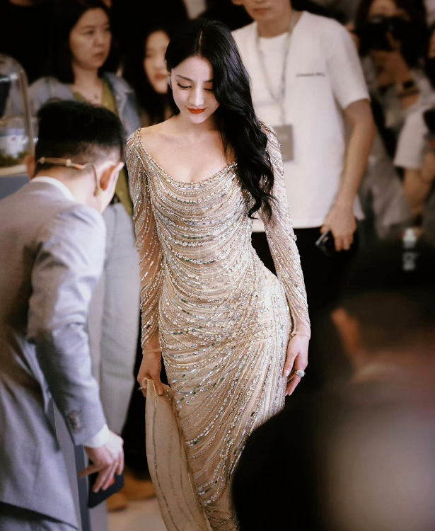 迪丽热巴最美写真:一袭性感深v包臀鎏金裙,尽显蛮腰美背好身材