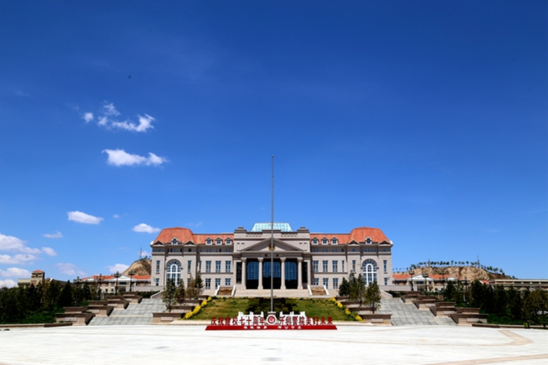 甘肃警察职业学院是公安部,教育部核准的专科公安高职学院,培养公安