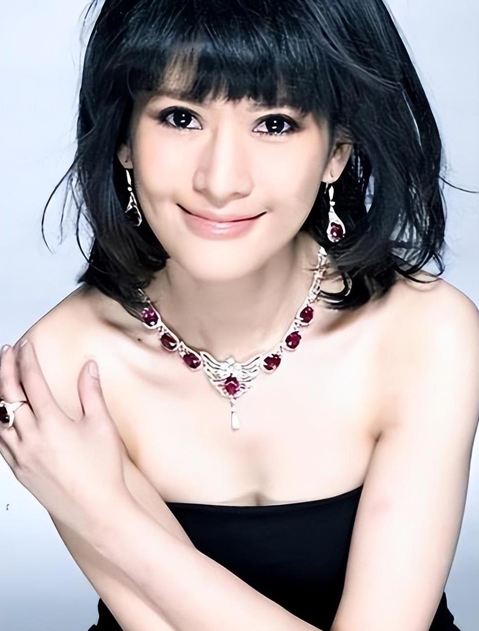 著名美女主持人:曾和冯小刚夜宿8小时,富豪为她打架,至今未婚