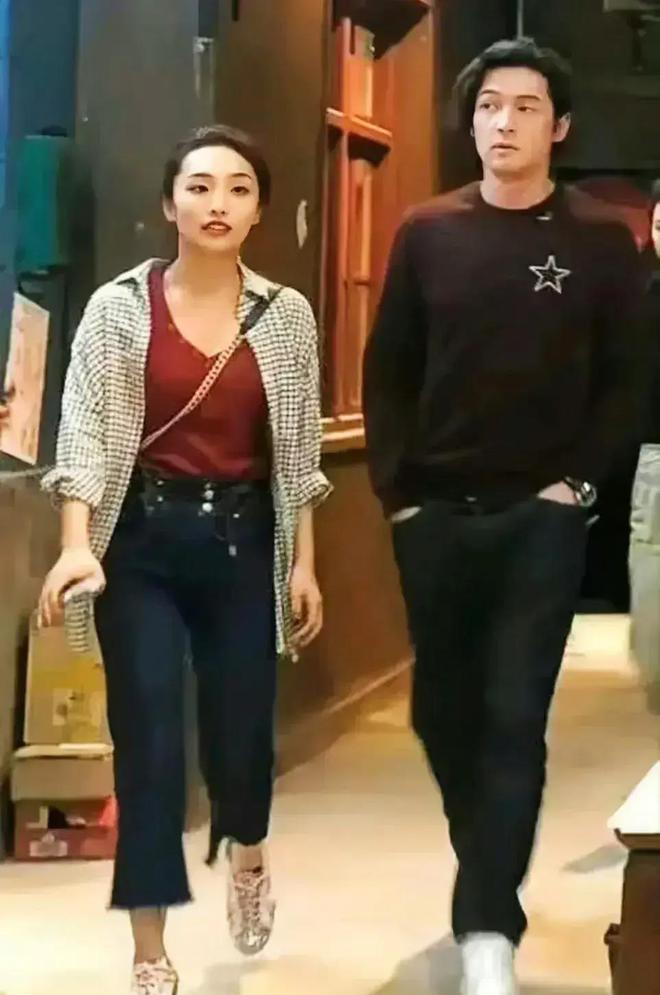 黄曦宁夫唱妇随:偶遇胡歌夫妇西藏公益行,女粉合影害羞盯着他