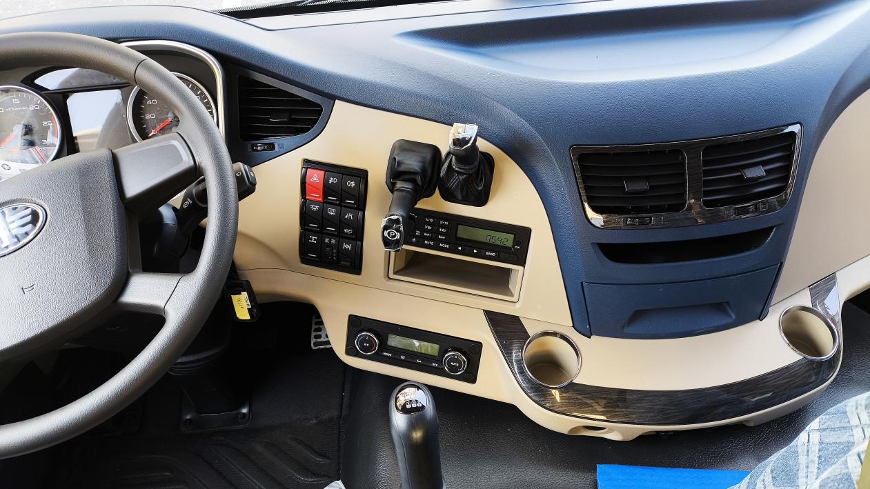 一趟多拉1000斤,486马力解放j6p燃气牵引车资源运输性价比之选