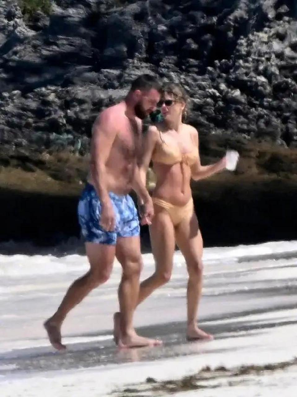 泰勒·斯威夫特与男友特拉维斯在海滩晒日光浴,身穿三点式泳装的霉霉