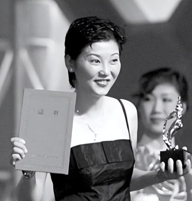 24年后,再看冯小刚现任妻子徐帆,才明白她与张娣谁更"清醒"