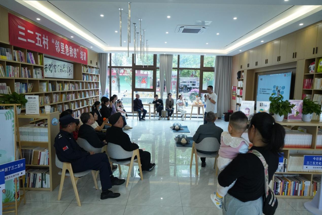 急救培训的风吹到村里阿里公益急救侠送aed下乡