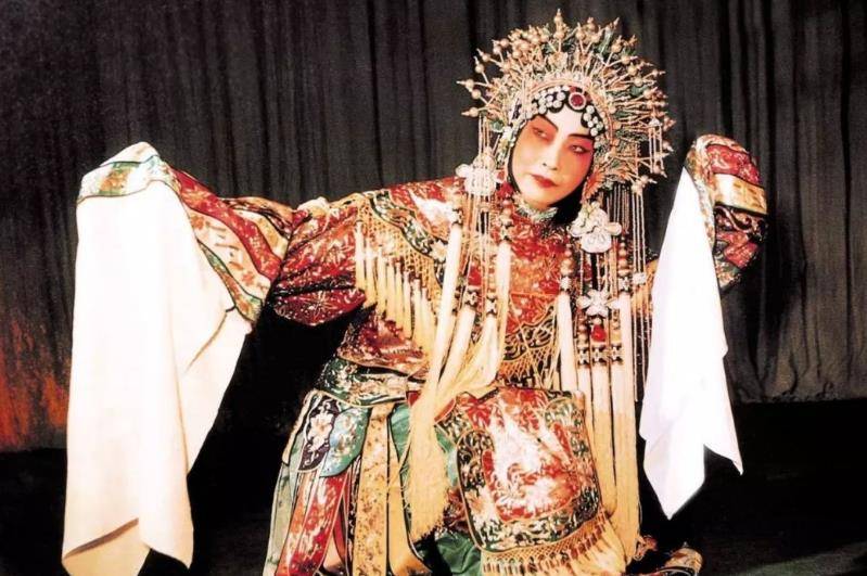 梅兰芳到底多有钱?出场费10根金条,50年底月薪2100,是什么概念