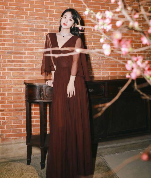 娇俏动人,民国大小姐:赵丽颖的黑色连衣裙与高马尾蝴蝶结