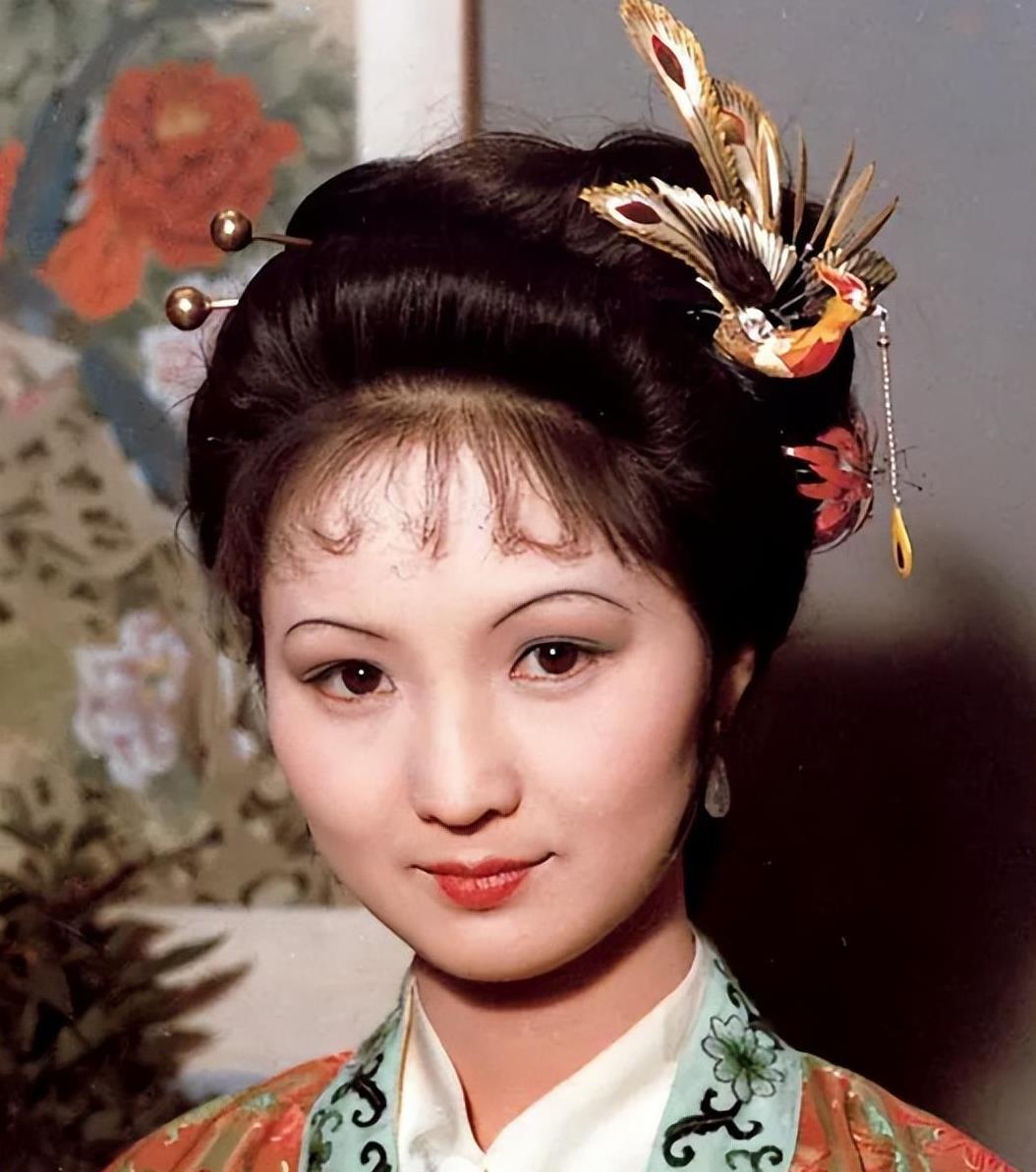 平儿:王熙凤心腹,贾琏通房丫鬟,如何周旋两情间?