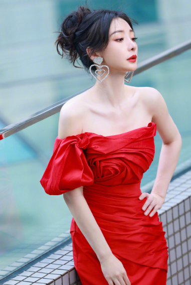 柳岩出席晚会活动造型曝光,一身红色玫瑰鱼尾裙,尽显曼妙身姿!