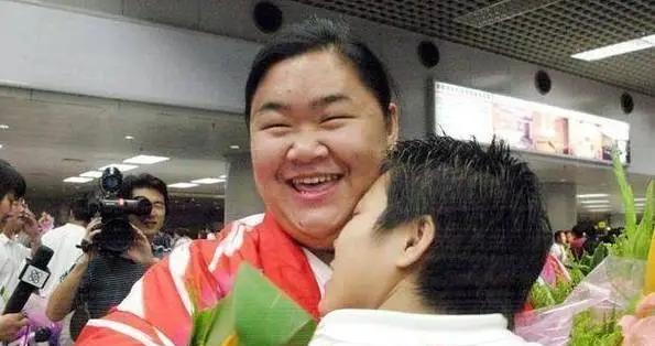举重冠军唐功红:为夺冠险丧命,国家奖励4室2厅,嫁帅气老公