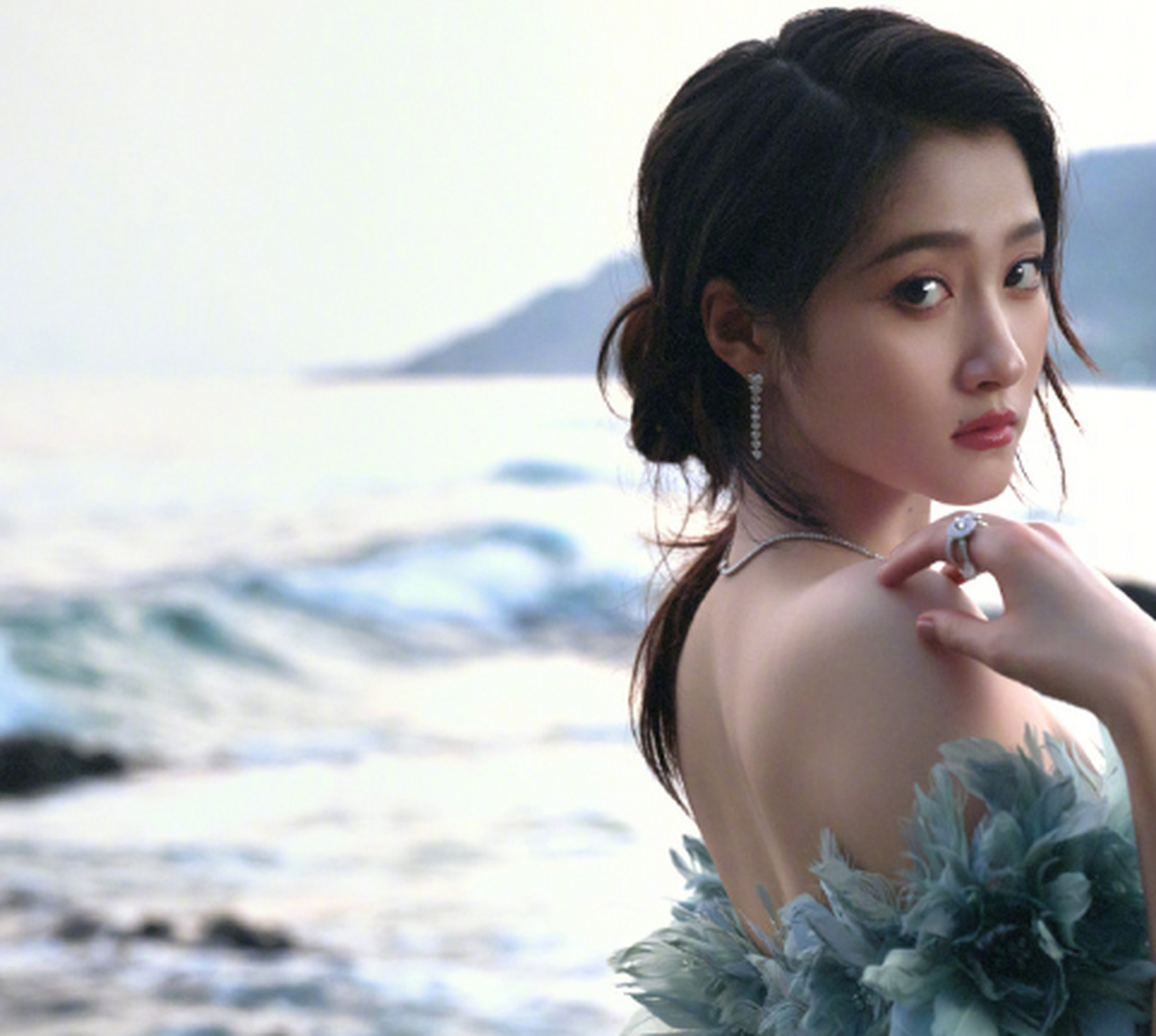 关晓彤不仅有精湛演技,还有完美身材和时尚品味,令人倾倒.