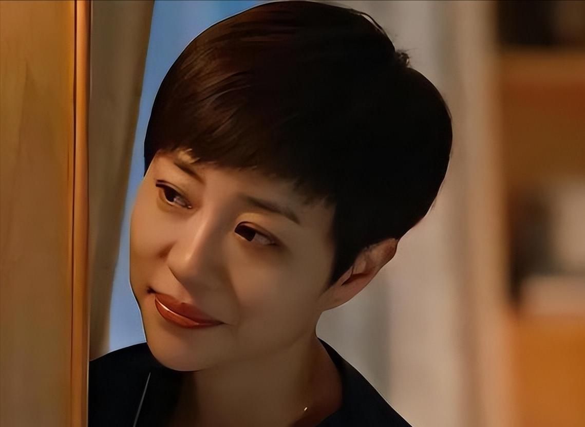 张龄心:坚持不婚不育18年,退休就去养老院,如今被自己狠狠打脸