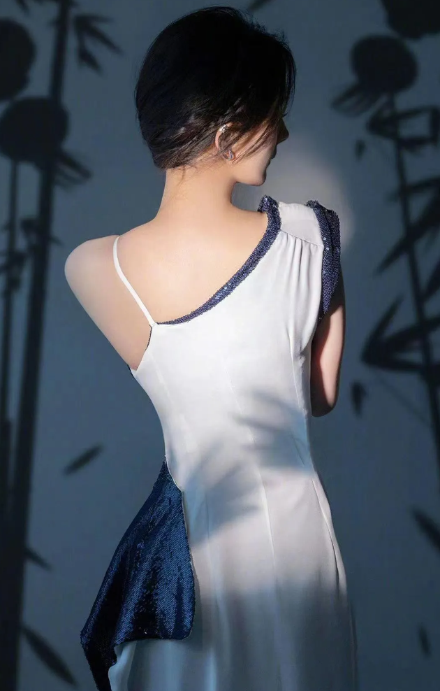 杨幂cos惊艳装,气质美至极致,宛如仙子下凡尘!