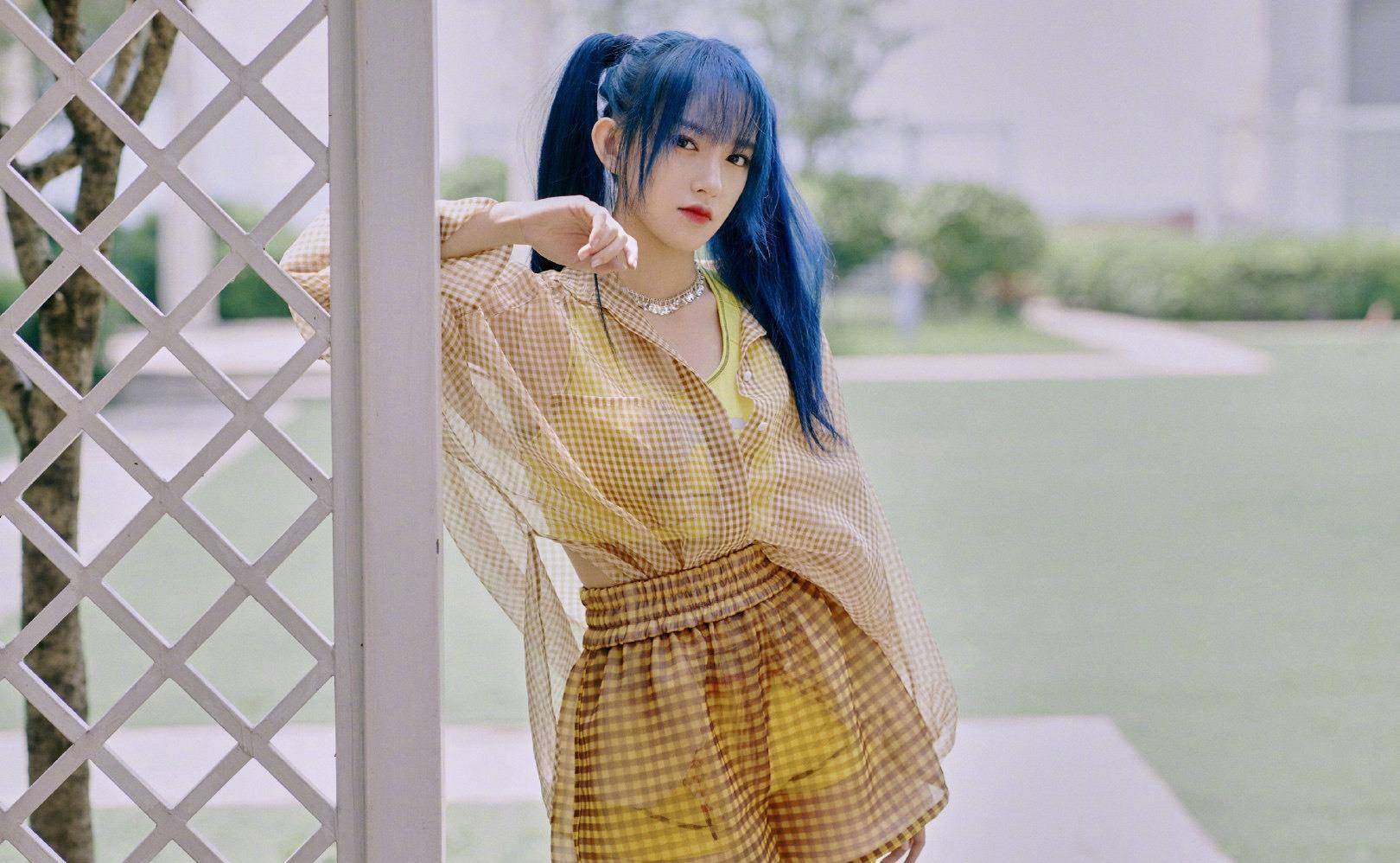 双马尾欲纯,格子裤秀细腿,茶艺照挑战程潇?