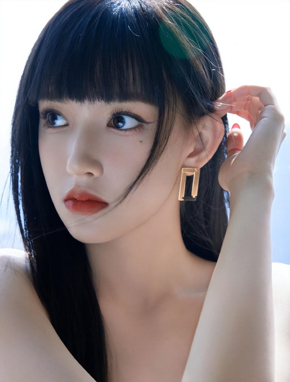 "人间芭比"程潇,因身材丰满傲人被称"奶潇",碾压疯马秀lisa