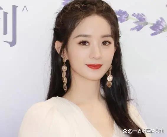 赵丽颖近照"奶油肌"优越,看到她的手指甲:这才是当妈妈的样子