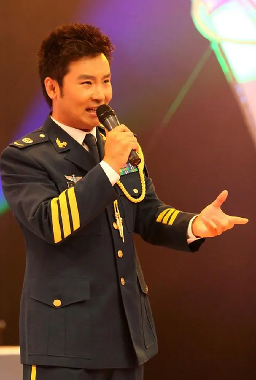 刘和刚是内地男高音歌唱家,他成名后把父母和岳父母接到北京同住,尽管