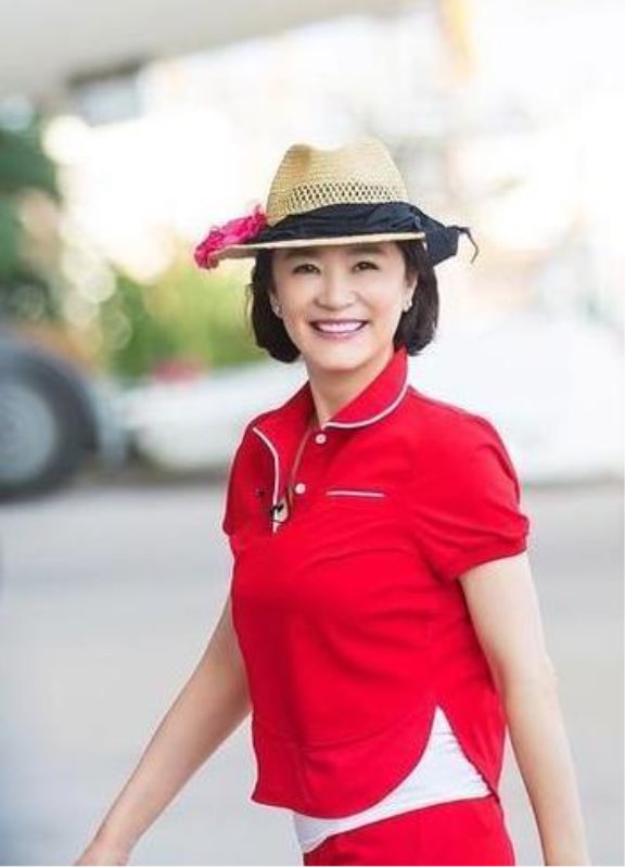 回顾:林青霞近照现身巴塞尔艺术展,人群中很吸睛,70岁依旧漂亮