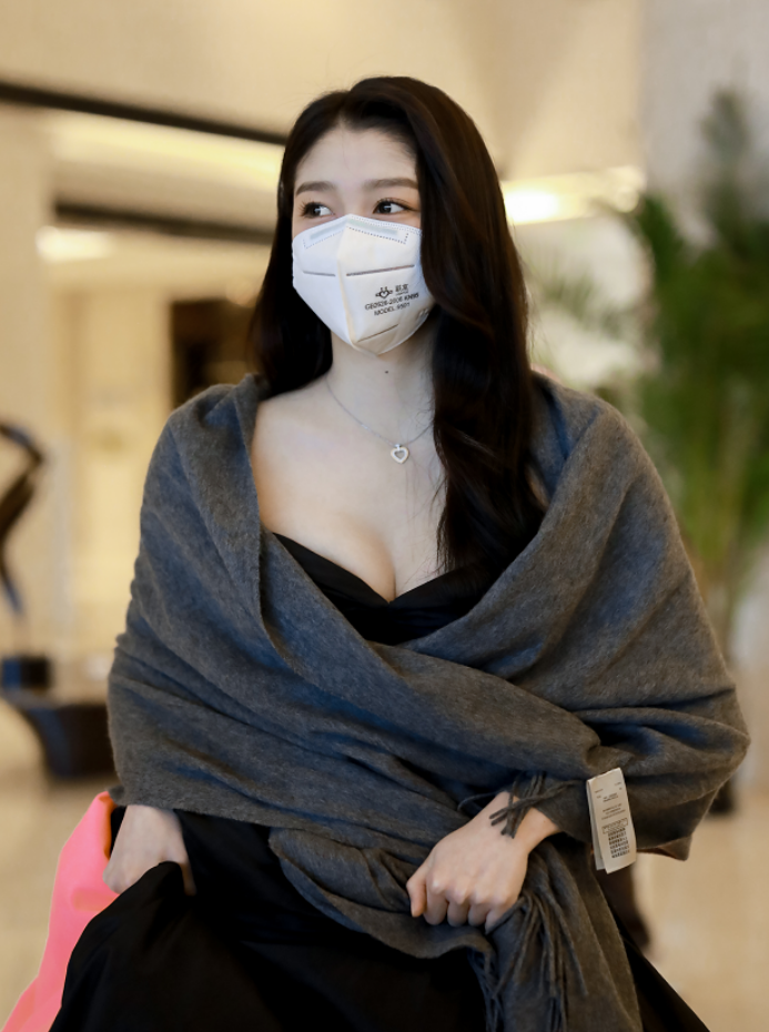 26岁关晓彤大秀事业线,饱满有型,越看越上头,把鹿晗都给吓坏了