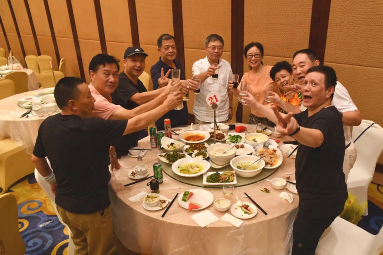 照片高清熟人聚会朋友十个人一起聚餐真实图片糖友聚餐老友聚会图片多