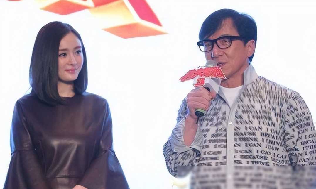 17岁杨幂素颜与49岁成龙合影,举止亲密,网友:整没整容一目了然