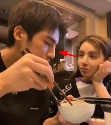 温馨家庭:麦迪娜"望夫眼"甜蜜,姜潮烹饪炸鸡腿,烧烤诱人