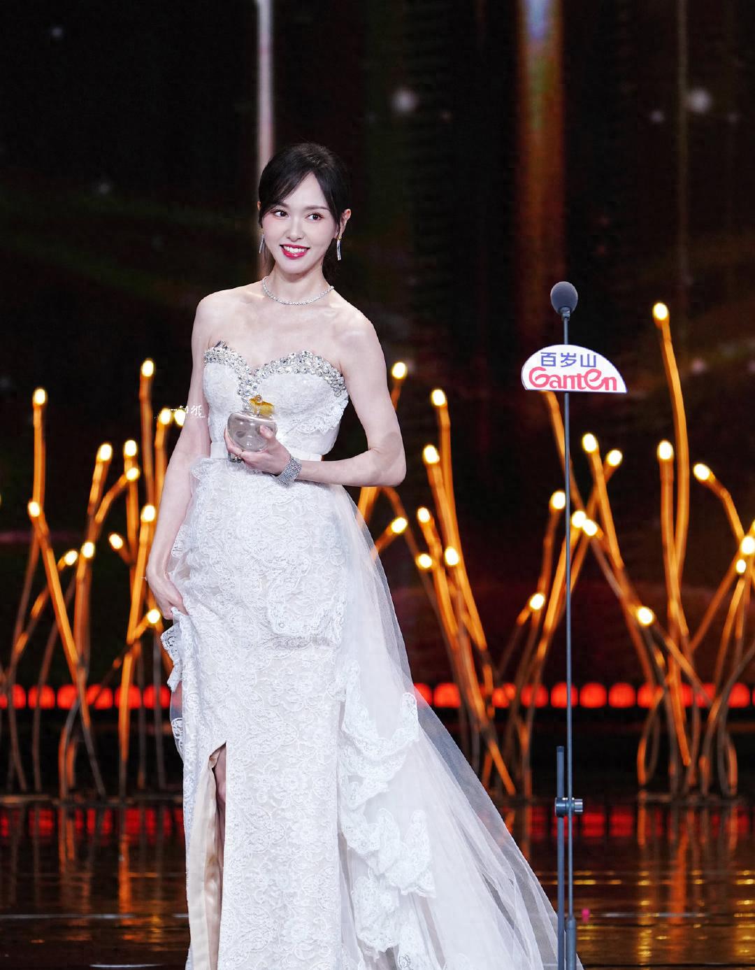 上海这一夜,看到获奖的唐嫣,才知她和杨幂当初的选择差别有多大