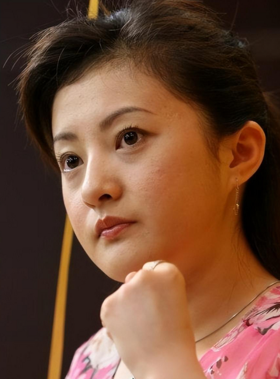 金铭,童星出身,9岁走红,18岁考入北大,后转型主持人.