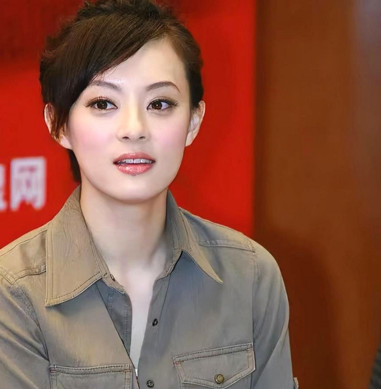 孙俪与妹妹孙艳罕见合体拍摄时尚大片,引发网友热议.