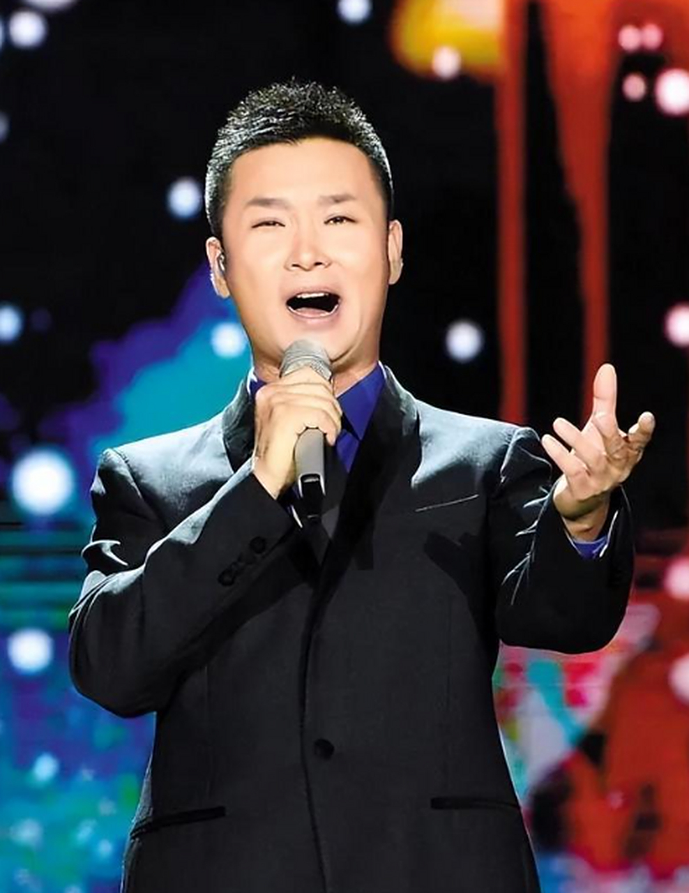 刘和刚是内地男高音歌唱家,他成名后把父母和岳父母接到北京同住,尽管