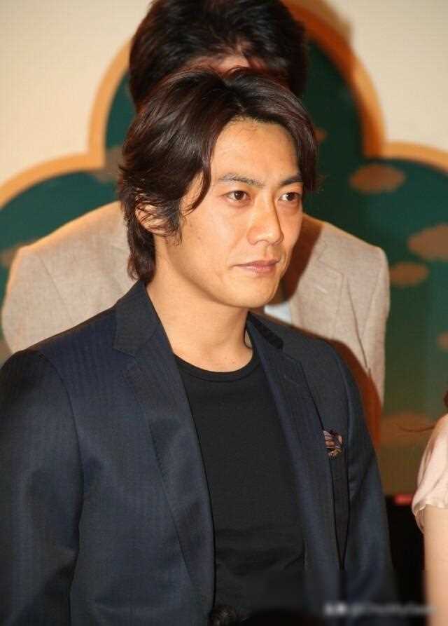 《90年代日本男神回归舞台:反町隆史与松岛菜菜子夫妇魅力依旧》