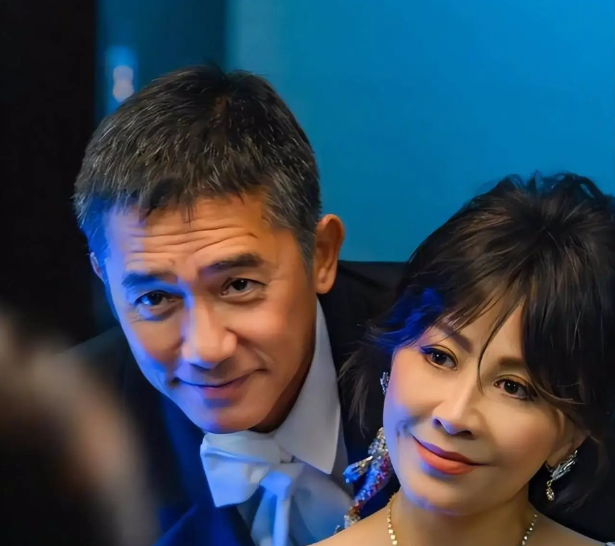 久违同框!梁朝伟与王菲亲密合影曝光,天后风华绝代,刘嘉玲点赞