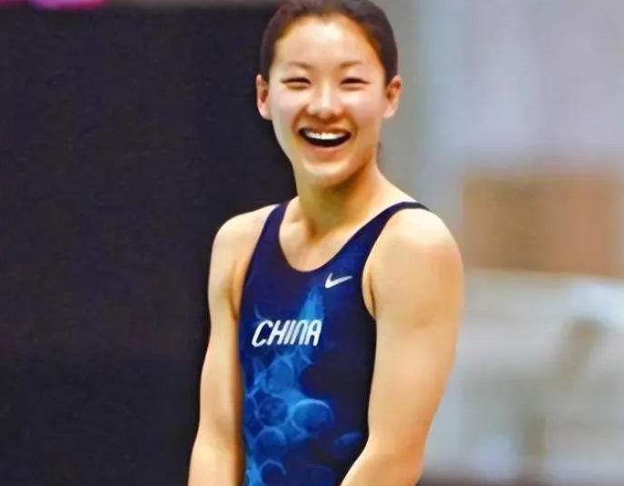 回顾跳水女皇伏明霞:71岁丈夫身价百亿,19岁女儿亭亭玉立
