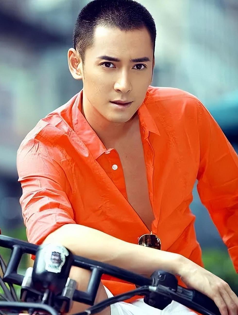 韩栋:因长相帅气,从工地"搬砖"到改行演戏,后娶了经纪人为妻