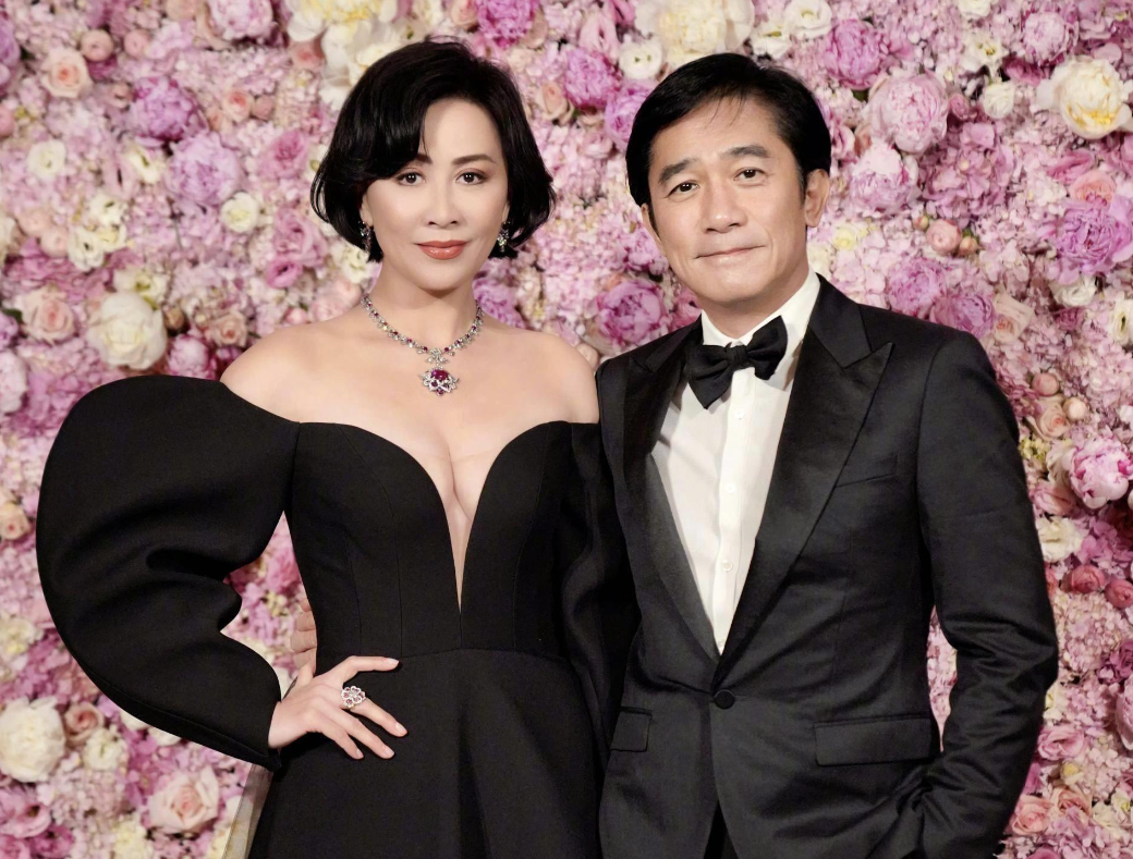 久违同框!梁朝伟与王菲亲密合影曝光,天后风华绝代,刘嘉玲点赞