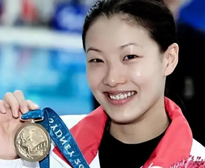 回顾跳水女皇伏明霞:71岁丈夫身价百亿,19岁女儿亭亭玉立