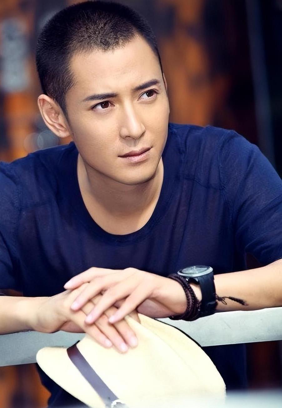 韩栋:因长相帅气,从工地"搬砖"到改行演戏,后娶了经纪人为妻