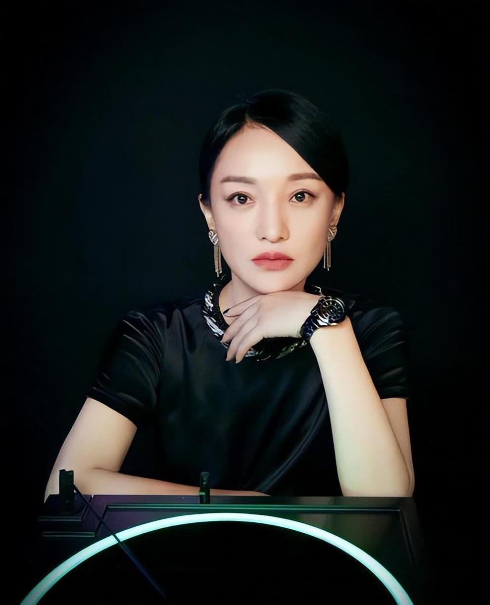 上海这一夜,被"身材娇小"的周迅惊艳,不穿暴露礼服却艳压群芳