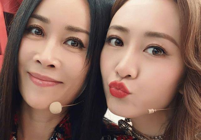 张柏芝浓妆惊艳,周笔畅口红惹眼,王鸥晒姐姐团"怼脸自拍"