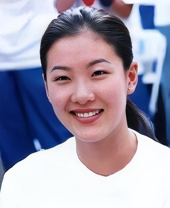 回顾跳水女皇伏明霞:71岁丈夫身价百亿,19岁女儿亭亭玉立