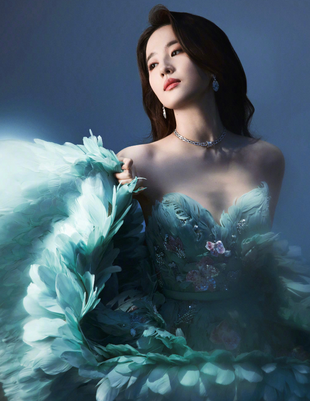 刘亦菲以一袭孔雀翎礼服亮相时尚活动,完美展现身材和气质.