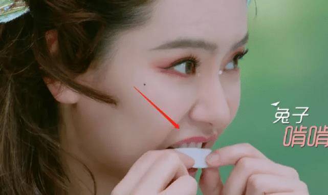 效果太明显!戚薇用"橡皮擦"对牙齿美白