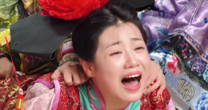 绝了!女大学生宿舍演还珠格格,紫薇被扎针好逼真,纪凌尘要哭了