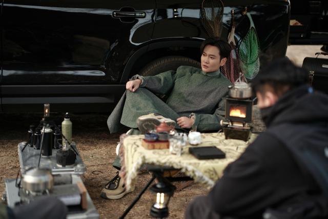 粉丝热议:德云社孟鹤堂大褂野营帅气造型