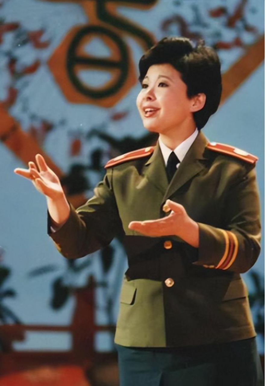 董文华是辽宁沈阳出生的女歌手,17岁加入沈阳军区文艺兵,凭借才华和