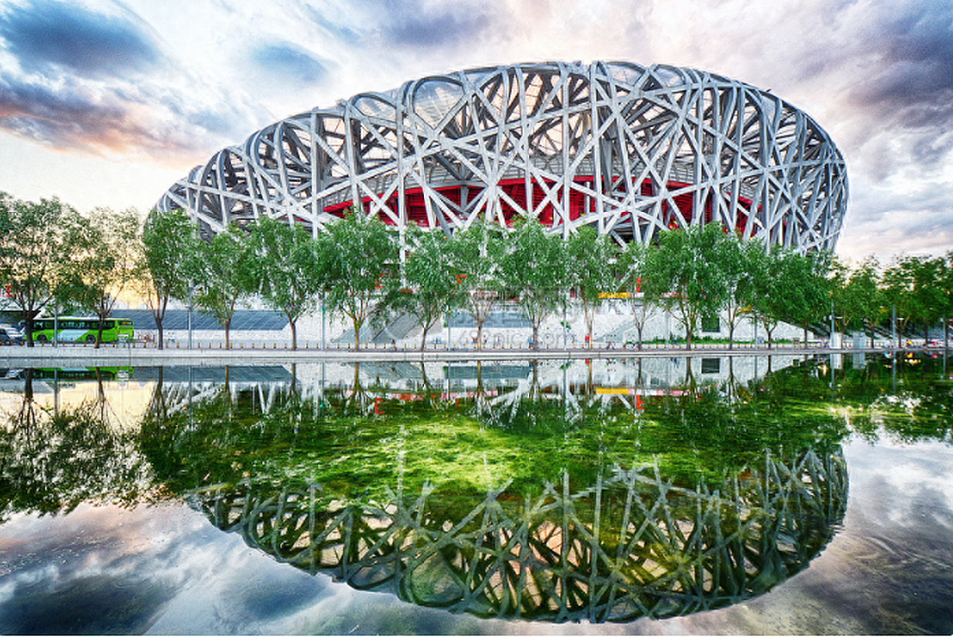 鸟巢是2008年北京奥运会的标志性建筑,展示了中国建筑技术的创新.