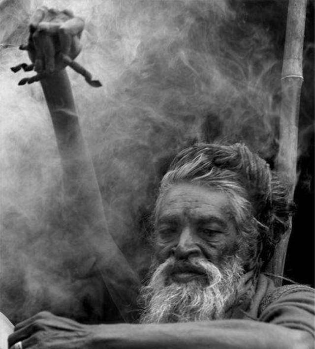 印度苦行僧:为诚心修佛,高举右臂47年不放致残,如今成佛了吗?