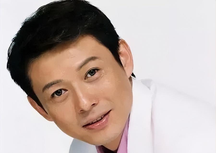央视名嘴程前,曾与董卿同居六年,复出直播首秀与老搭档倪萍同框