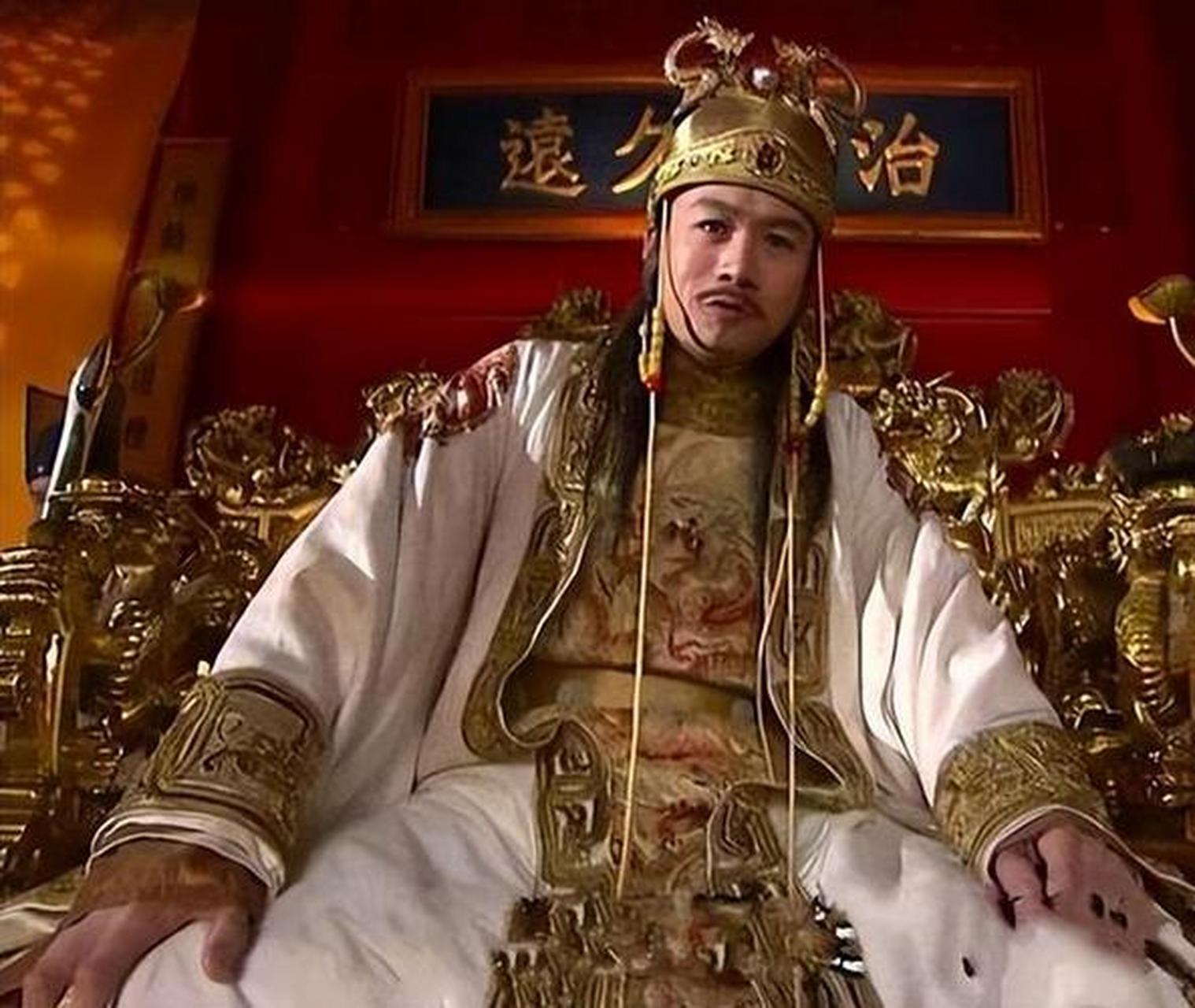 了帝国的辉煌与沉沦,他在内忧外患中挣扎,最终选择自尽以维护皇室尊严